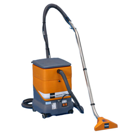 Pozitia de lucru a unui aspirator profesional injectie extractie taski aquamat 10 1