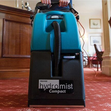 utilizarea unui aspirator cu injectie extractie compact in holul unui hotel