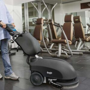 utilizare masina automata pentru spalat pardoseli fimpa genie b intr-o sala de sport